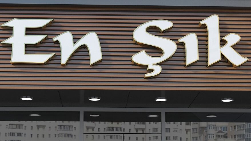 Paslanmaz kutu harf tabela modeli, dış cephe LED aydınlatmalı krom harf tasarımı, modern kurumsal tabela örneği.